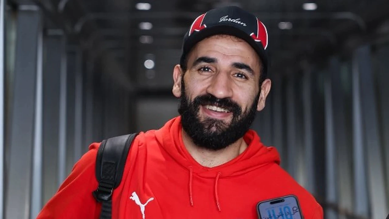 مشاهد من رحلة عودة منتخب مصر إلى القاهرة بعد التعادل أمام إسبانيا.. صور